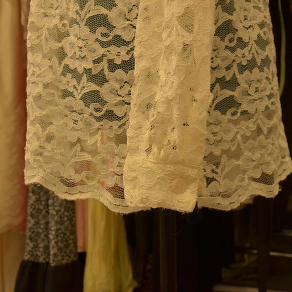 Vintage off white sheer lace long sleeved button down blouse. - Picture 5 of 8